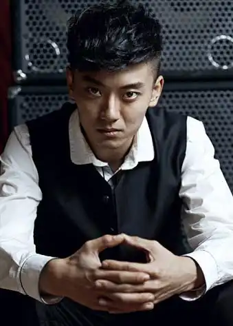 新闻台 新闻中心   近日,由实力青年演员陈月末参演的龙年爆笑贺岁