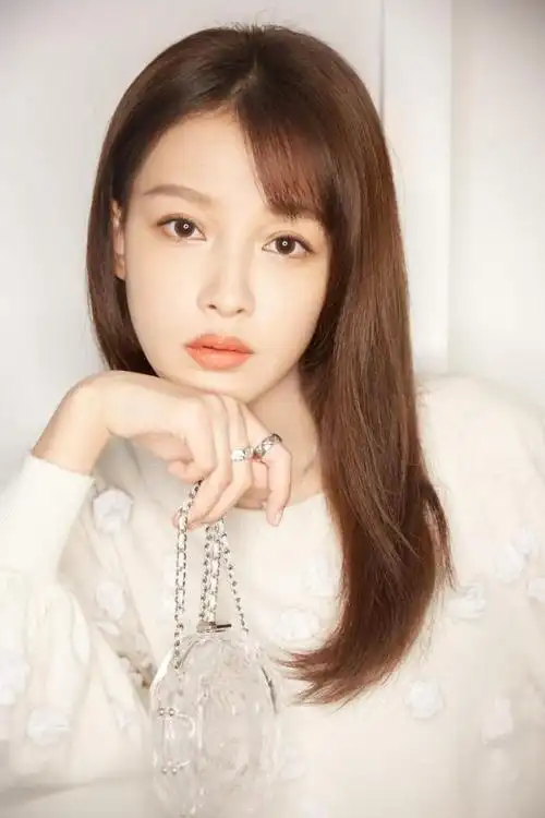 长相靓丽,笑容甜美,阳光开朗,清纯可爱,气质清新,被誉为"养眼美女"!