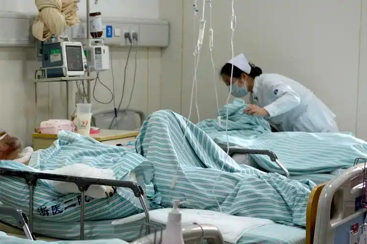 儿子重病住院,手术前却发现腿一直发抖,医生掀开被子后泪崩