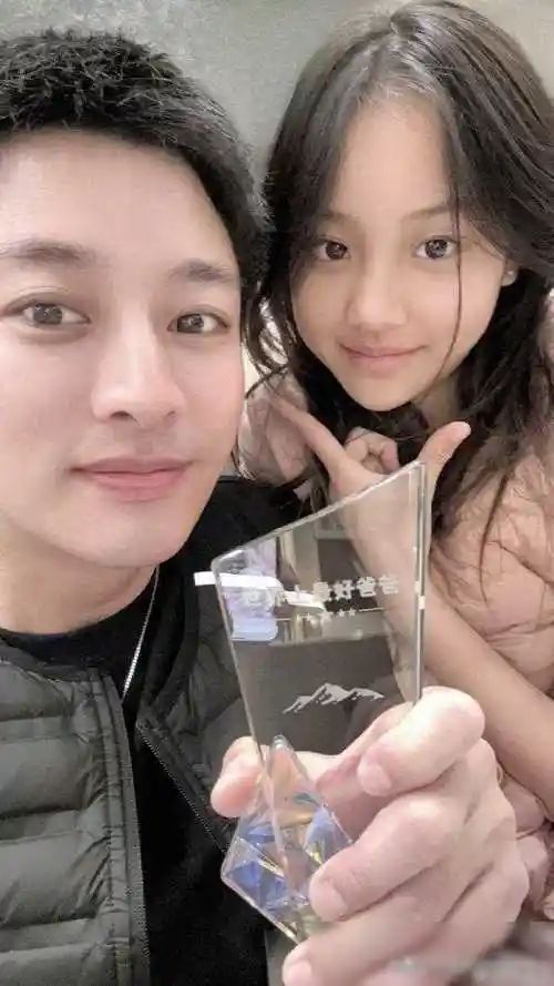 甜馨为亮爸庆生父女贴脸合影显亲情气质更似妈李小璐