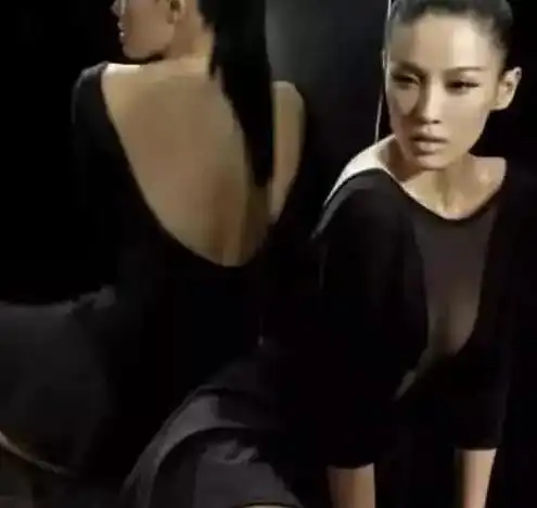 张蓝心拍摄男人装当她把双腿叉开那一刻网友盘她