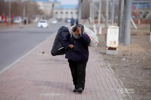 70岁老奶奶捡破烂为生 不愿露面称想活的有尊严,好奶奶,好心疼啊!