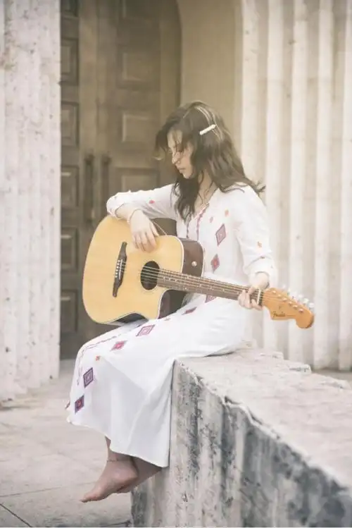 刘亦芊文艺写真温柔甜美手抱吉他气质灵动