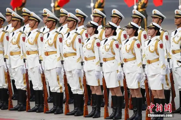 解放军三军仪仗队及军乐队着新式礼宾服亮相_高清图集_新浪网