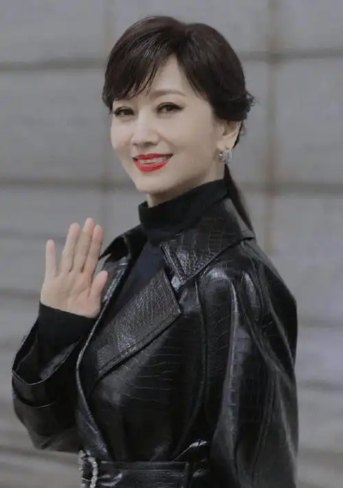 赵雅芝近照公开,无修图颜值惹争议,少女身材却有大妈脸