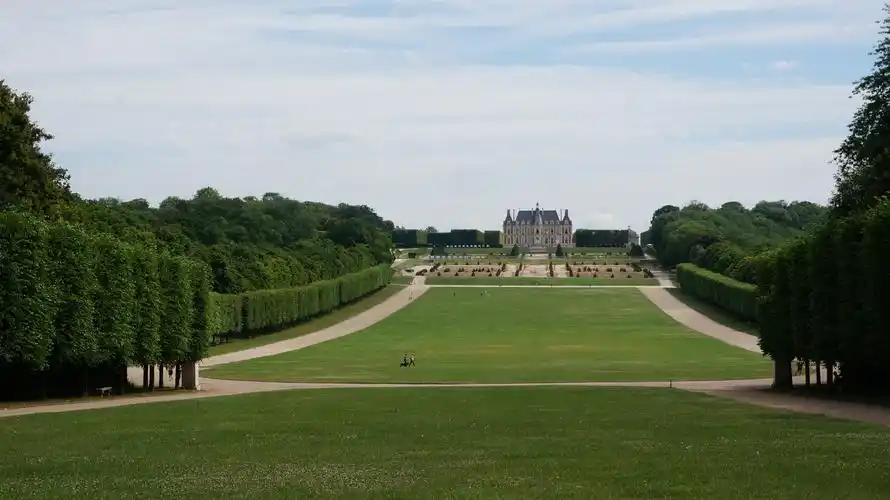 面积152公顷,有花园,城堡,运河和广阔的树林,是典型的17世纪法式园林
