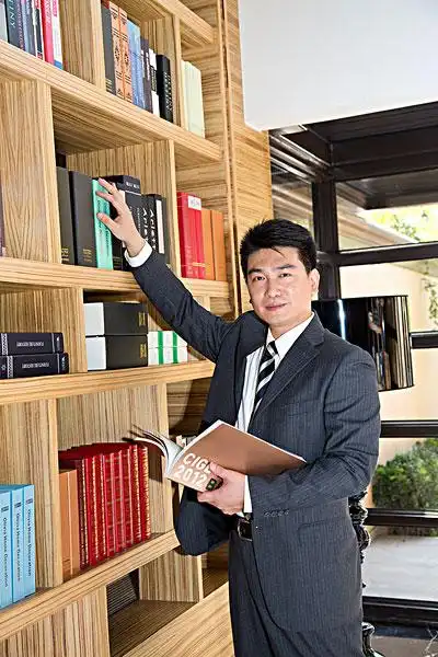 中年男人在书房看书