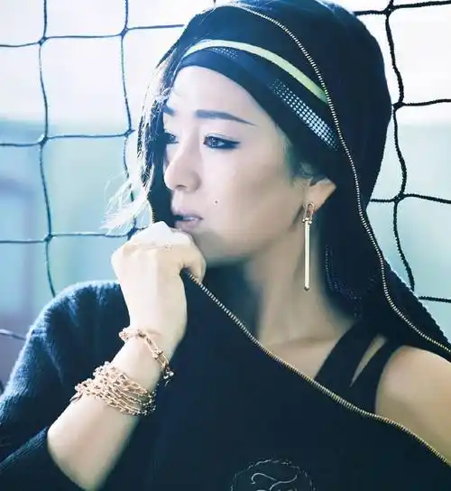 原创54岁巩俐运动写真曝光身穿高挑活力十足被赞逆龄生长