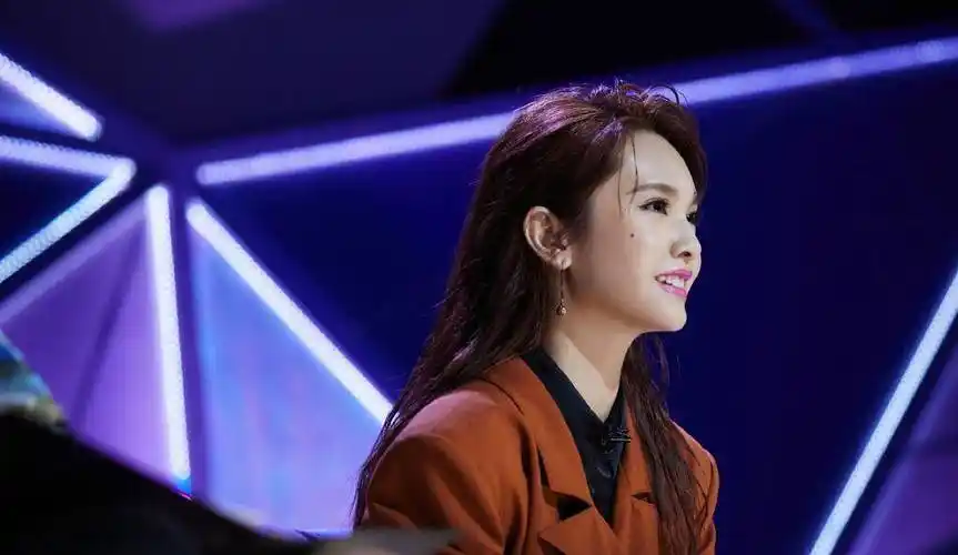 36岁杨丞琳满脸胶原蛋白,连死亡芭比粉都敢涂,配套装霸气抢眼_连衣裙