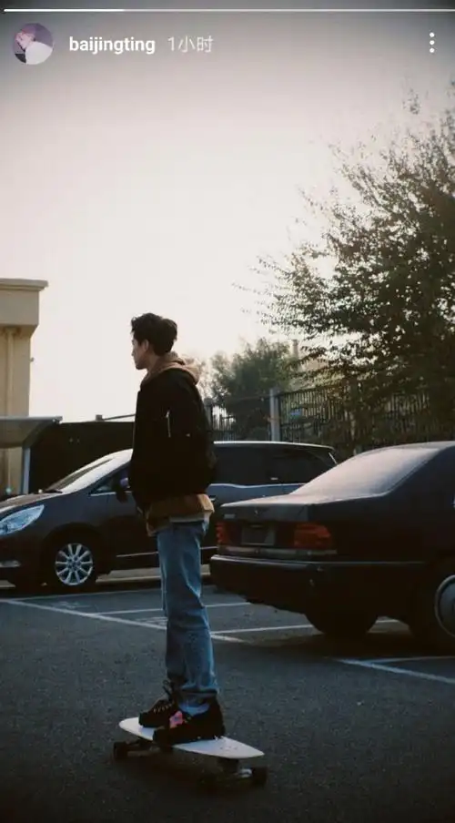 白敬亭晒玩滑板随拍##白敬亭玩滑板背影随拍