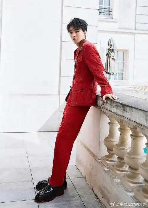 王俊凯红色灯绒套装##王俊凯一身正红