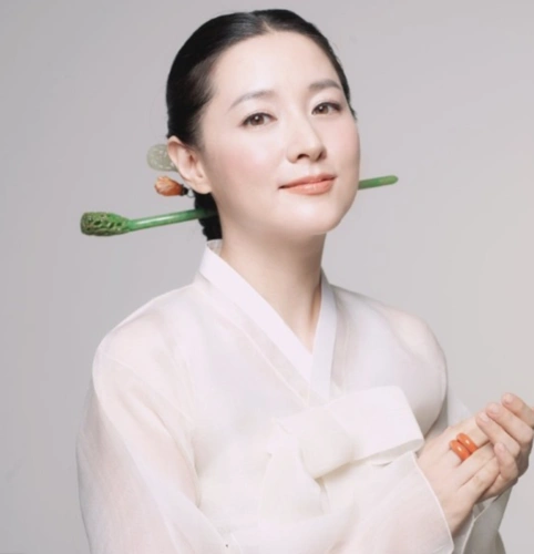 李英爱晒韩服贺年,宋慧乔却与爱犬过农历新年_宋仲基