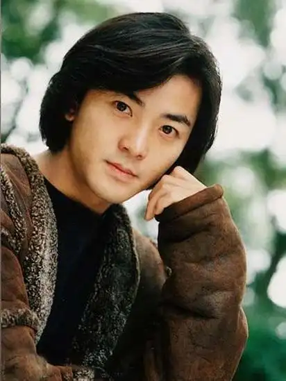 no10郑伊健 虽然郑伊健现在已经很少拍电影,但是曾经的帅气依旧让大家