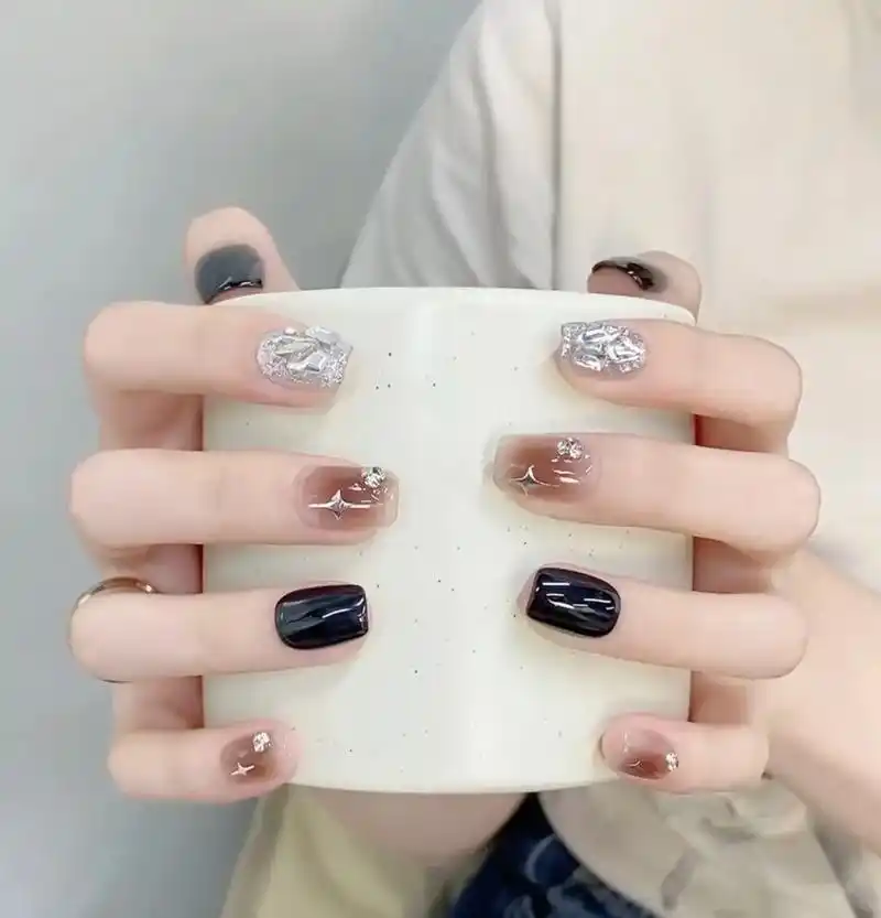 💅.永远为黑色心动#秀美甲的专属转场找到了 #显手白的美甲 - 抖音