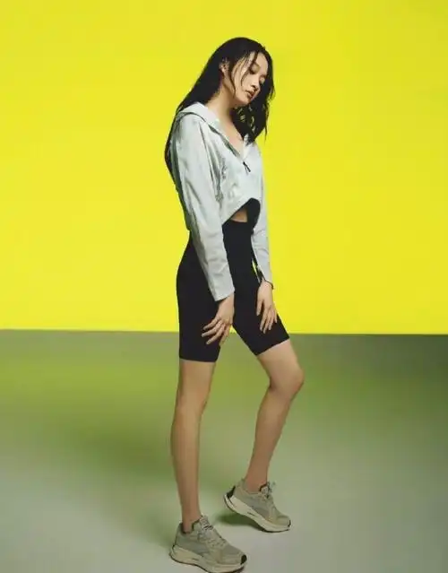 关晓彤新时尚大片释出 紧身短裤秀细直长腿