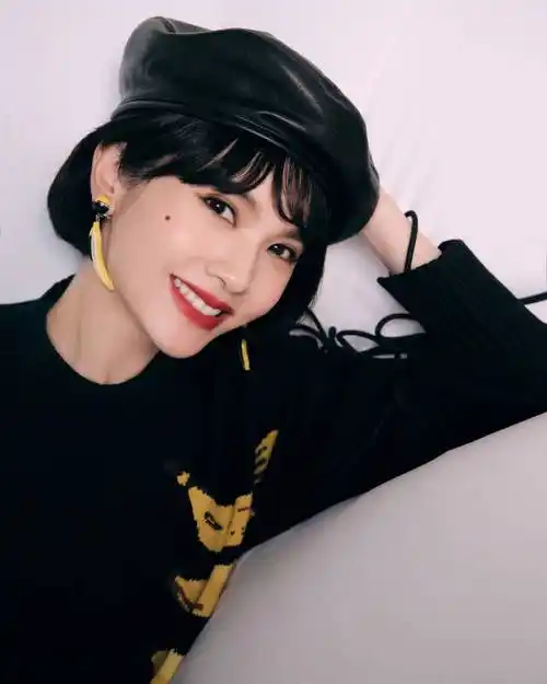 杨丞琳戴贝雷帽穿搭酷飒 对镜头嘟嘴比心甜度满分_影视资讯网明星报道