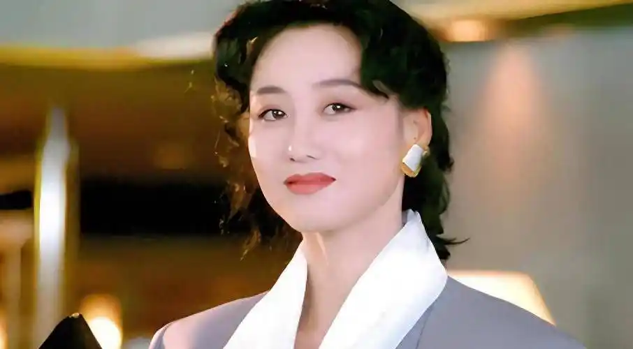 李连杰妻子利智,白色领口上衣,短发造型,尽显年轻优雅_女性_身材_显示