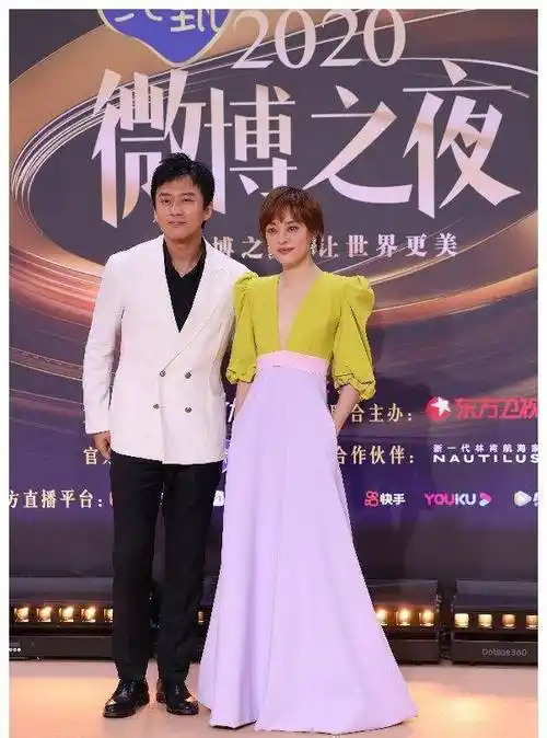 微博之夜红毯造型,唐嫣倪妮关晓彤孙俪周冬雨同穿黄色礼服,谁更美?