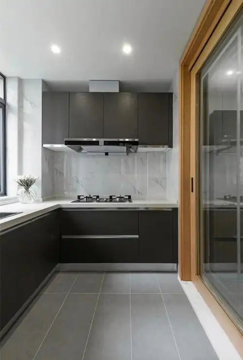 现代简约风四居室的装修,黑色橱柜搭配灰色地砖,效果也挺好的!