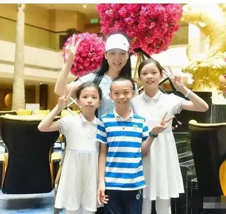 "安徽一姐"周群婚姻告急?发文悲观还深夜痛哭,1人带3娃老公神秘