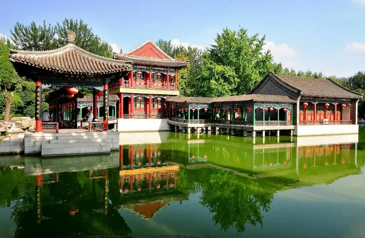 鞍山大观园旅游攻略 鞍山大观园是鞍山市的一座著名景点,它的建筑风格