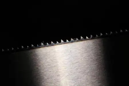 锋利的锯齿状刀片图片