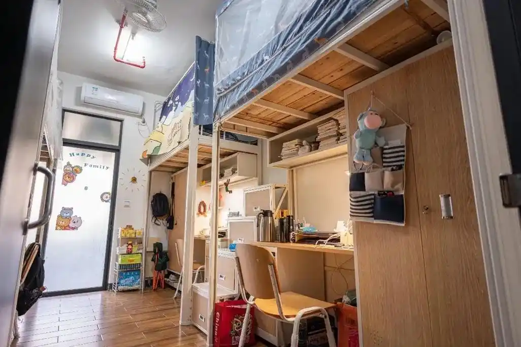 桌面是自己的,宿舍是大家的,想在评论区看看大家的大学宿舍是什 - 抖