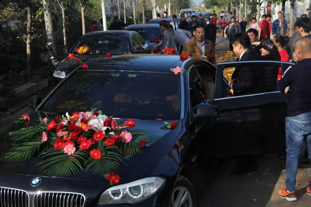 实拍山东农村婚礼豪华车队 奔驰宝马奥迪排长龙