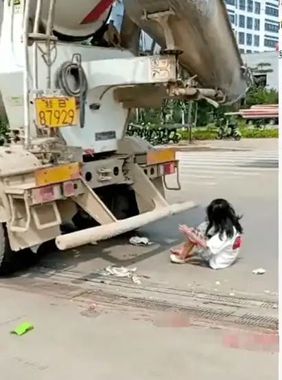2死1伤3名少女惨遭搅拌车碾压视频触目惊心