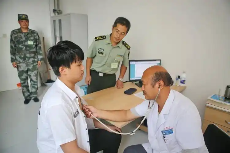 河北征兵体检工作全面展开8月11日,应征入伍男青年在河北饶阳征兵体检