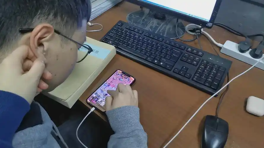 男朋友在玩游戏的时候就是一个任人摆布的小猫咪