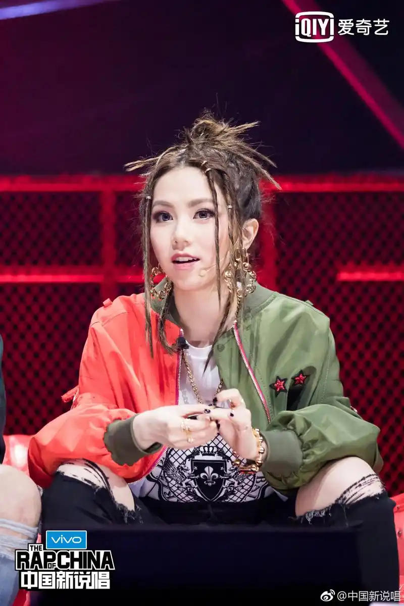 邓紫棋邓紫棋一亮相在装扮和造型上就嘻哈风十足,满头脏辫和夸张的大