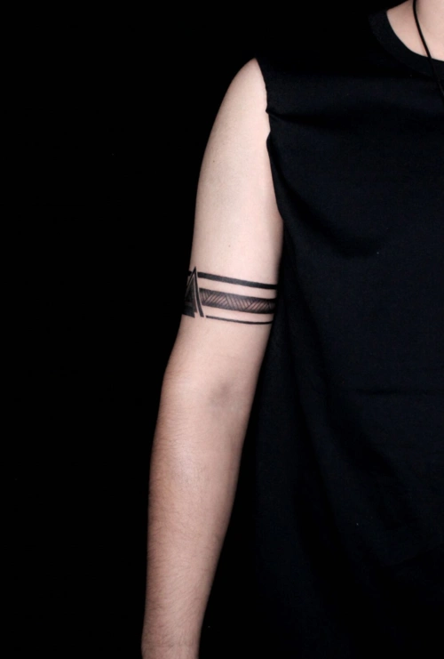 男生图腾臂环纹身欣赏经典图腾臂环纹身2