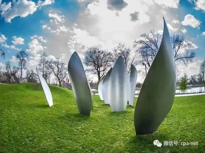 结果是各种形式和形式的一系列艺术创作