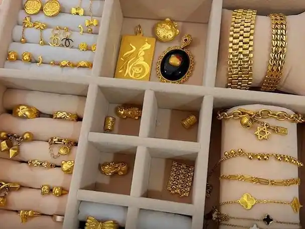 山东一女子晒结婚15年老公送的首饰,整整一抽屉:比金店款式还多