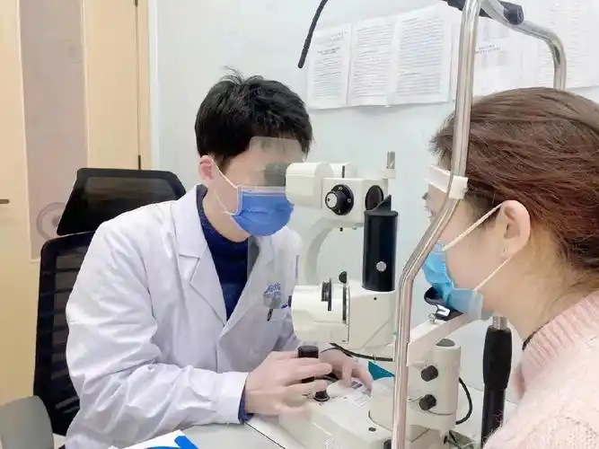 当兵体检时在裂隙灯,显微镜下是可以看出手术的痕迹的.