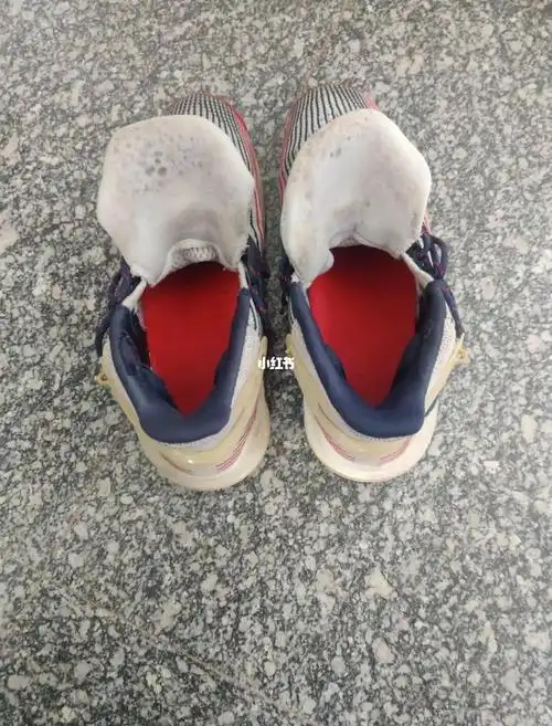 体育生的破烂篮球鞋