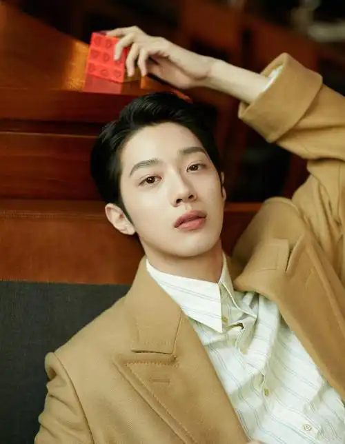 小鲜肉赖冠霖帅气写真