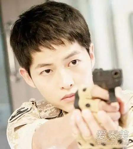 原标题:宋仲基黄景瑜新晋国民老公示范清爽男士发型   《太阳的后裔》