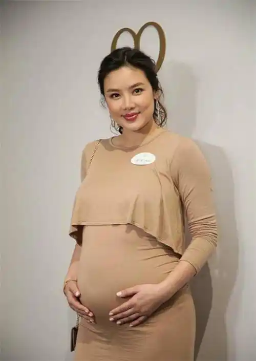 可以看到,她的肚子明显增涨了一大圈,大家都知道乐基儿怀孕24周时,却