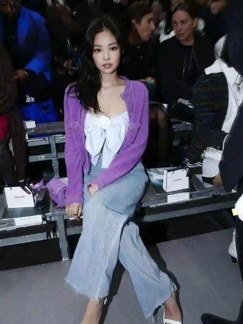 原创jennie没热度买热搜穿蓝色吊抹胸上衣配蝴蝶结精修生图无差别