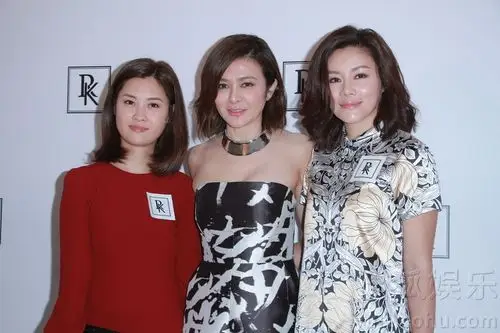 关之琳与男友合照隔