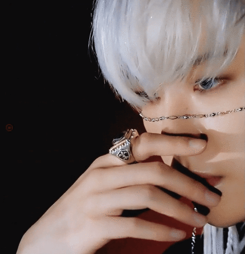 边伯贤见面会脸链造型