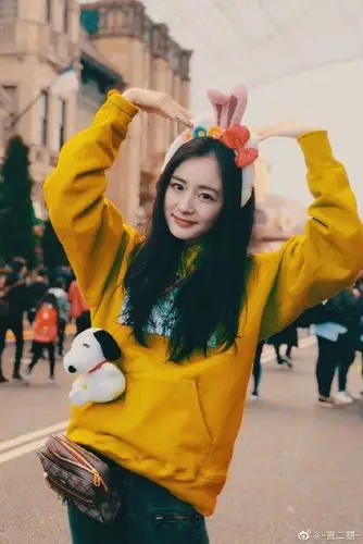 杨幂520比心,半张脸 露额头