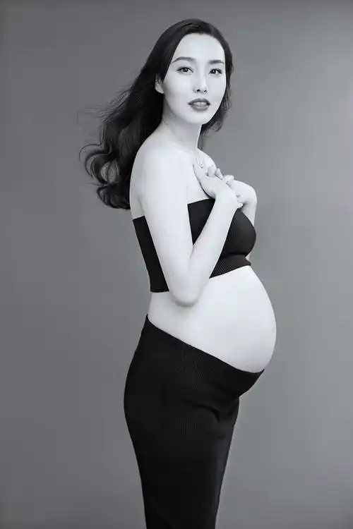 卢庚戌夫妇携女儿拍孕肚写真