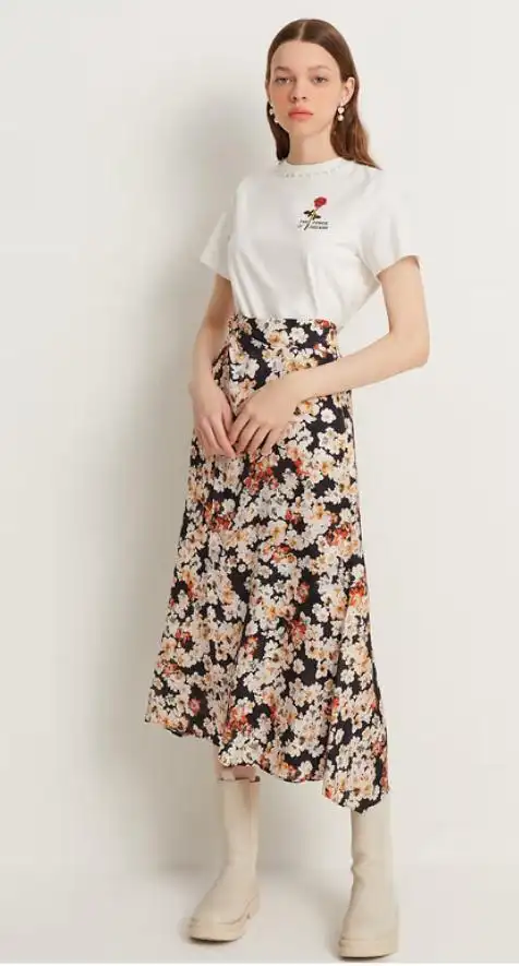 黑色的碎花裙子怎么搭配上衣