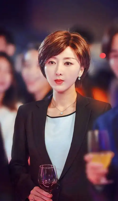 p>何晴,中国内地女演员,舞者,歌手,毕业于 a target="_blank" href="