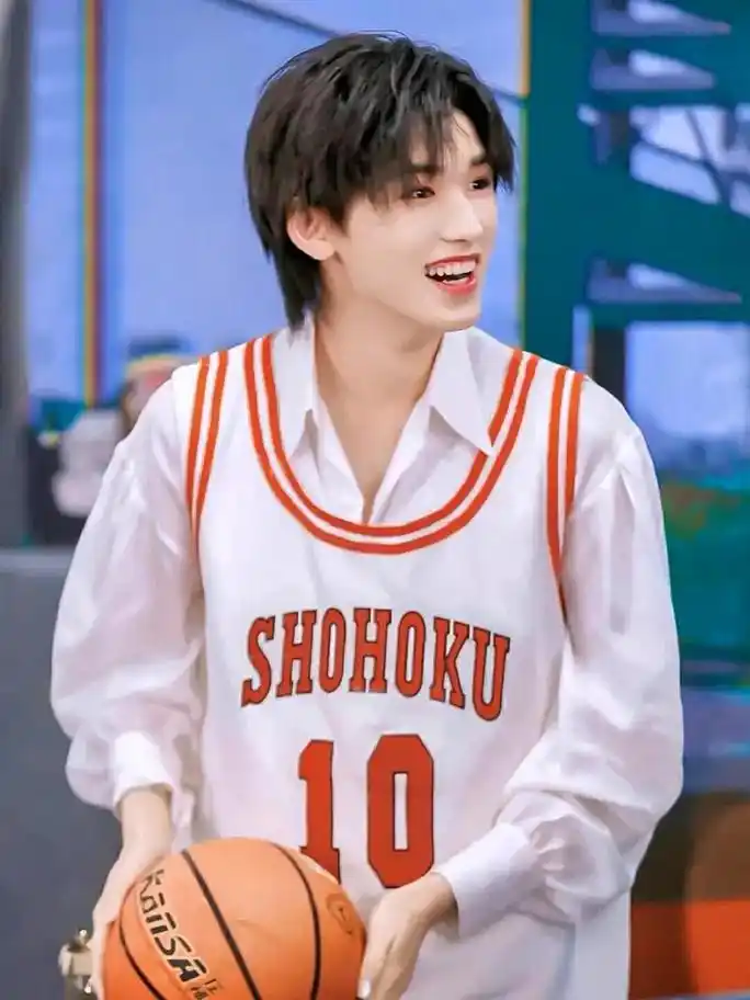 这首歌是我蓝朋友带大的小孩纸唱滴,很好听,对不!#时代少年团 - 抖音