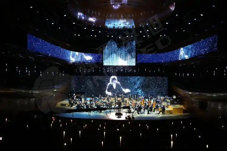 《午夜天堂》的音乐在波兰卡托维兹全球首演,其视听音乐会舞台采用