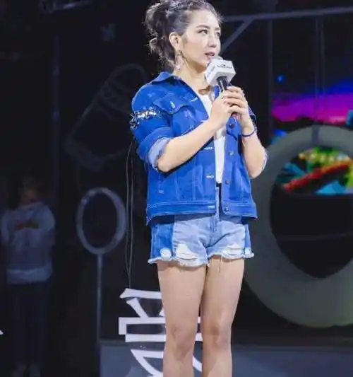 35岁的何洁90斤的体重,看起来像个小女孩_身材_减肥_明星